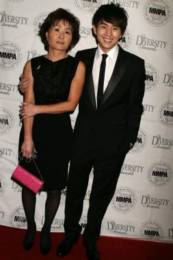 Justin Chon ve anne olarak çok kültürlü sinema Derneği'nin 17 yıllık çeşitlilik Ödülleri, Beverly Hills Hotel, Beverly Hills, Ca. 11-22-09