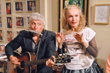 julie newmar ve Smokey km