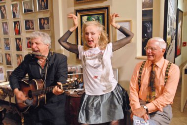 julie newmar ve kardeşi Smokey km yapar