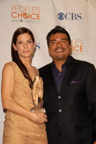 Sandra Bullock and George Lopez — Stock Photo, Image