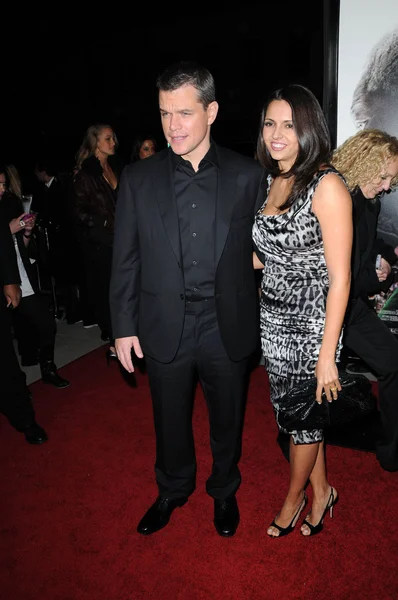 Мэтт Деймон и его жена Лусиана Баррозу на премьере "Invictus" в Лос-Анджелесе, Академия кинематографических искусств и наук, Беверли-Хиллз, Калифорния. 12-03-09 — стоковое фото