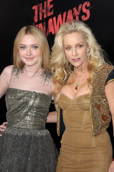 Dakota Fanning et Cherie Currie à "The Runaways" Los Angeles Premiere, Cinerama Dome, Hollywood, CA. 03-11-10 — Photo