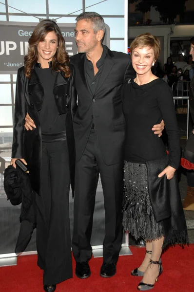 Elisabetta Canalis, George Clooney y su madre Nina en el "Up In The Air" Los Angeles Premiere, Mann Village Theatre, Westwood, CA. 11-30-09 —  Fotos de Stock