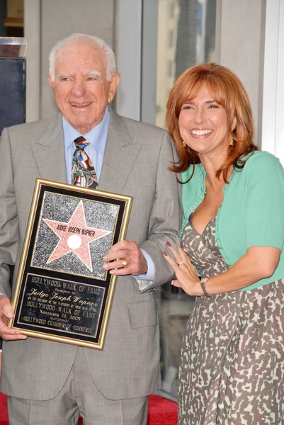 Il giudice Joseph A. Wapner e il giudice Marilyn Milian — Foto Stock