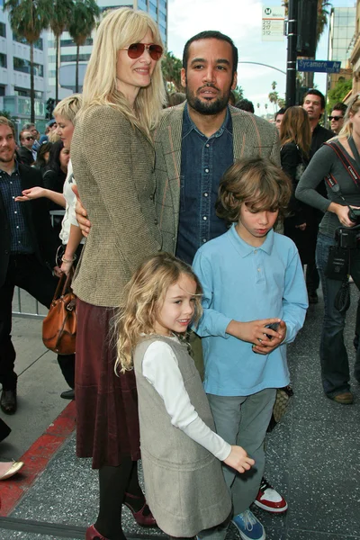 Laura Dern con Ben Harper y los niños — Foto de Stock