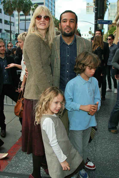 Лора Дерн с Беном Харпером и детьми — стоковое фото