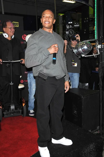 Dr. Dre bij een ondertekening voor de cd "The Fame Monster," Best Buy, Los Angeles, ca. 11-23-09 — Stockfoto