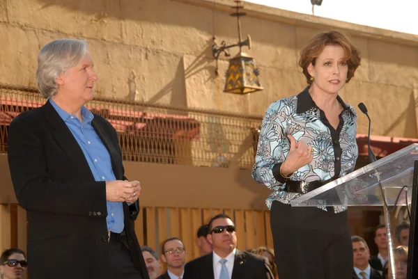 James Cameron and Sigourney Weaver — Stock Photo, Image