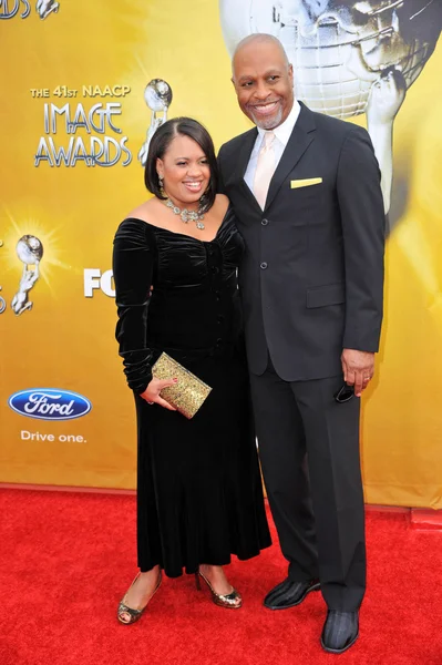 Chandra Wilson e James Pickens Jr. al 41st NAACP Image Awards - Arrivi, Shrine Auditorium, Los Angeles, CA. 02-26-10 — Foto Stock