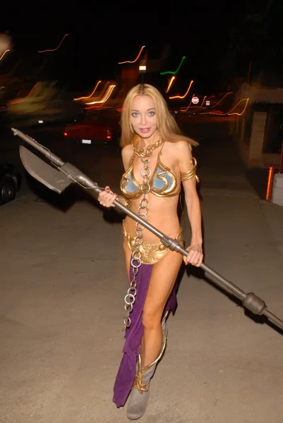 Lorielle Nova de muitas celebridades vestindo um traje de Princesa Leia Slave Girl de Star Wars no West Hollywood Halloween Celebration, Various Locations, West Hollywood, CA. 10-31-09 EXCLUSIVO / — Fotografia de Stock