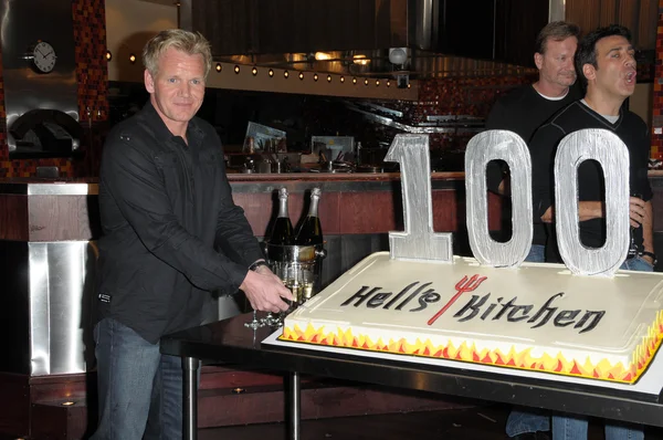 Gordon Ramsay no 'Hell' s Kitchen '100th Episode Celebration, Hell' s Kitchen Set, Culver City, CA. 02-19-10 — Fotografia de Stock
