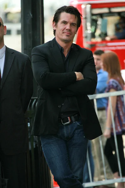 Josh Brolin at the induction ceremony for Mary Steenburgen into the Hollywood Walk of Fame, Hollywood Blvd., Hollywood. CA. 12-16-09 — Stock Photo, Image