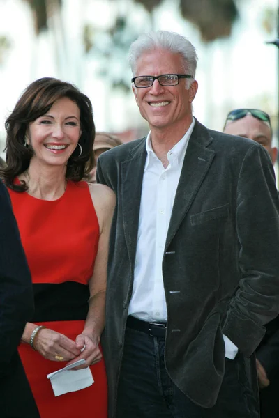 Mary Steenburgen con Ted Danson en la ceremonia de inducción de Mary Steenburgen en el Paseo de la Fama de Hollywood, Hollywood Blvd., Hollywood. CA. 12-16-09 — Foto de Stock