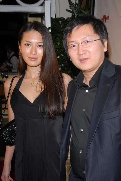 Mariko Abe en Masi Oka op Thewrap van exclusieve Oscar partij Čulina, Four Seasons Hotel, Beverly Hills, Ca. 03-01-10 — Stockfoto