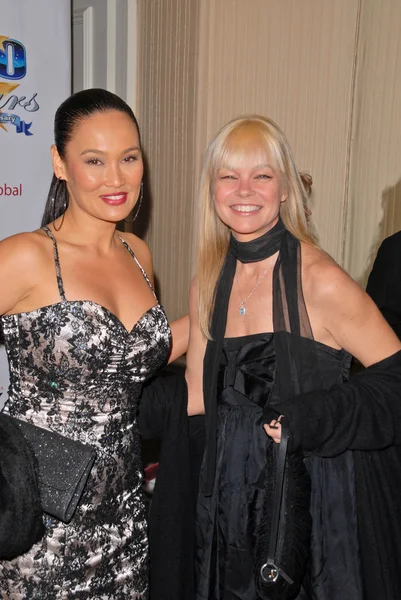 Tia Carrere and Julie McCullough — Stock Photo, Image