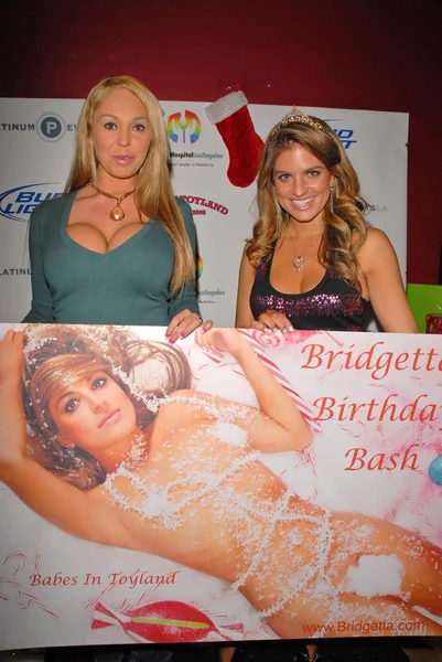 Mary Carey and Bridgetta Tomarchio at Bridgetta Tomarchio B-Day Bash and Babes in Toyland Toy Drive, Lucky Strike, Hollywood, CA. 12-04-09 — Stock Photo, Image