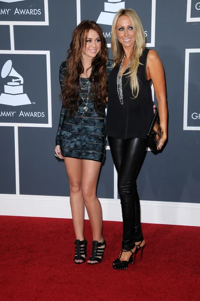 Miley Cyrus and Tish Cyrus at the 522nd Annual Grammy Awards - Arrivals, Staples Center, Los Angeles, CA. 01-31-10 — стоковое фото
