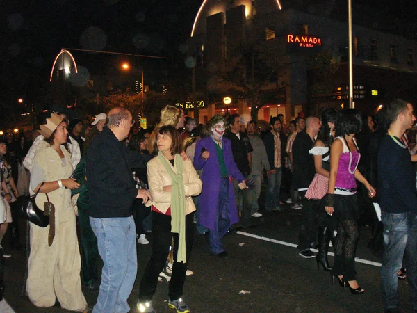 Halloween Party-goers — Stockfoto