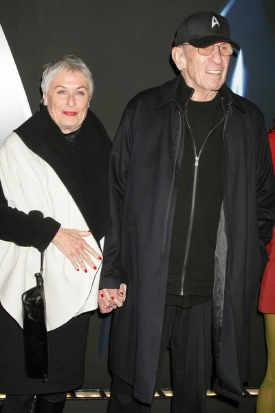 Leonard Nimoy ja hänen vaimonsa Susan Bay "Star Trek" DVD ja Blu-Ray Release Party, Griffith Observatory, Los Angeles, CA. 11-15-09 — kuvapankkivalokuva