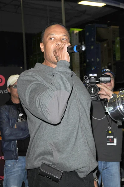 Dr. dre bei einer Autogrammstunde für die CD "the fame monster", best buy, los angeles, ca. 23.11.2009 — Stockfoto