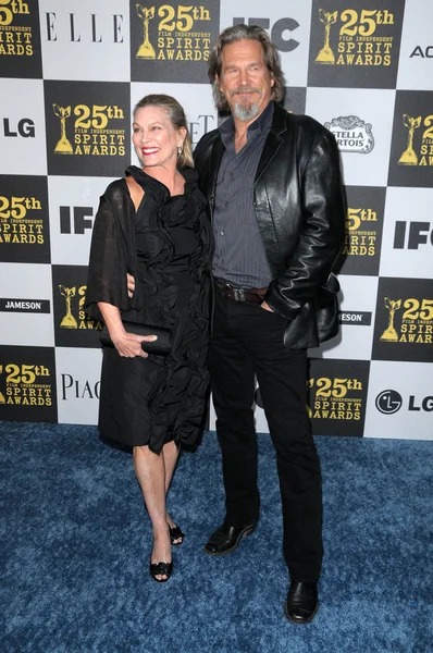 Jeff Bridges y Susan Bridges en los 25th Film Independent Spirit Awards, Nokia Theatre L.A. Live, Los Angeles, CA. 03-06-10 — Foto de Stock