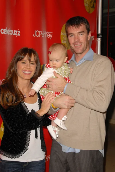 Trista och ryan sutter och baby — Stockfoto