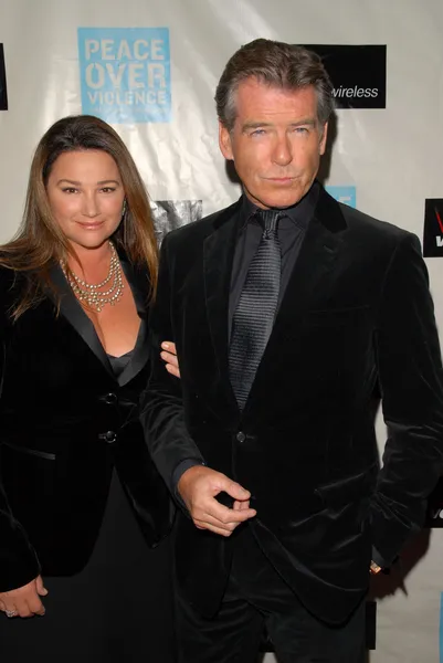 Keely Shaye Smith y Pierce Brosnan en los premios humanitarios anuales Peace Over Violence 38th, Beverly Hills Hotel, Beverly Hills, CA. 11-06-09 — Foto de Stock