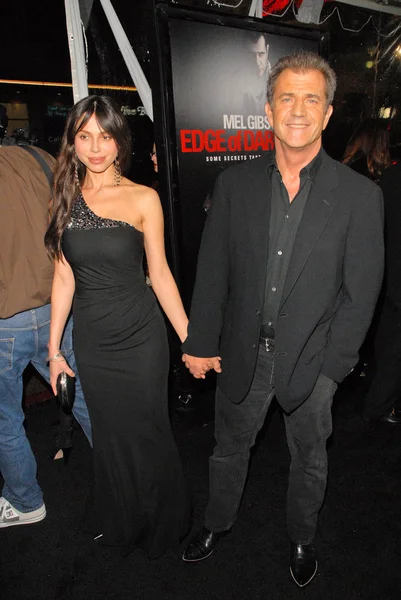 Mel Gibson and Oksana Grigorieva at the "Edge Of Darkness" Los Angeles Premiere, Chinese Theater, Hollywood, CA. 01-26-10 — Stock Photo, Image