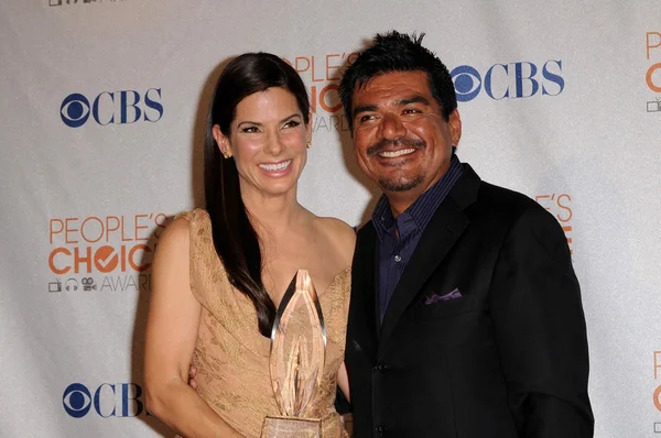 Sandra bullock och george lopez — Stockfoto