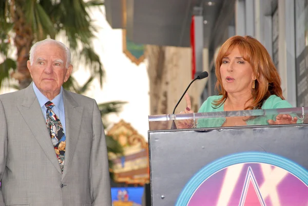 Δικαστής Joseph A. Wapner και δικαστή Marilyn Milian στην επαγωγή τελετή του δικαστή Joseph A.Wapner σε το Hollywood Walk of Fame, Hollywood, Ca. 11-12-09 — Φωτογραφία Αρχείου