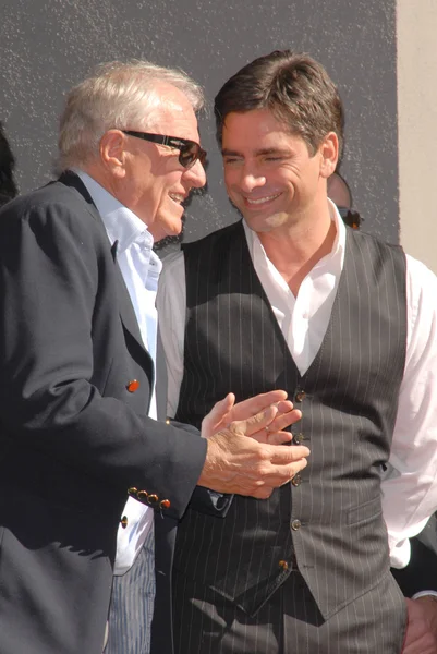 Garry Marshall e John Stamos alla cerimonia di induzione di John Stamos nella Hollywood Walk of Fame, Hollywood Blvd., Hollywood, CA. 11-16-09 — Foto Stock