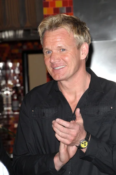 Gordon Ramsay en la celebración del episodio 100 de Hell 's Kitchen, Hell' s Kitchen Set, Culver City, CA. 02-19-10 — Foto de Stock