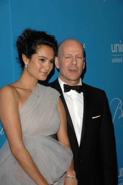 Bruce Willis and wife Emma Heming at the 2009 UNICEF Ball Honoring Jerry Weintraub, Beverly Wilshire Hotel, Beverly Hills, CA. 12-10-09 — Stock Photo, Image