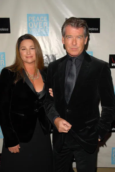 Keely Shaye Smith and Pierce Brosnan at the Peace Over Violence 38th Annual Humanitarian Awards, Beverly Hills Hotel, Beverly Hills, CA. 11-06-09 — Stock Photo, Image