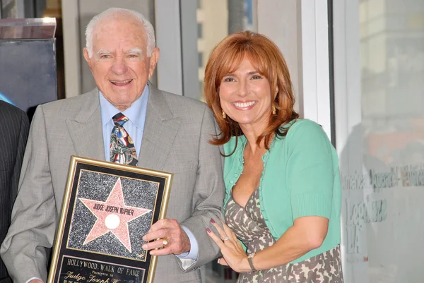 Rechter Joseph A. Wapner en rechter Marilyn Milian — Stockfoto