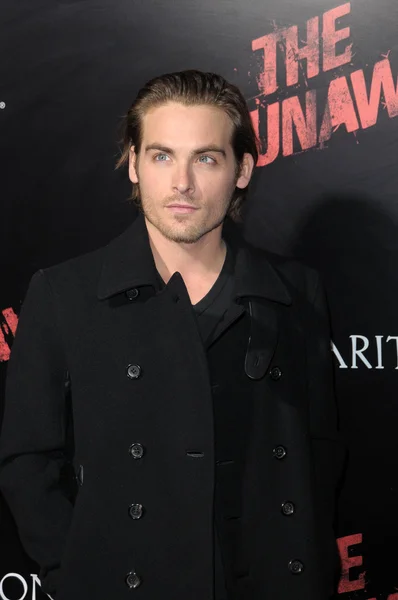 Kevin zegers "runaways" los angeles premiären, cinerama dome, hollywood, ca. 03-11-10 — Stockfoto