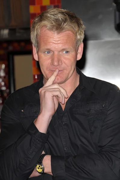 Gordon Ramsay no 'Hell' s Kitchen '100th Episode Celebration, Hell' s Kitchen Set, Culver City, CA. 02-19-10 — Fotografia de Stock