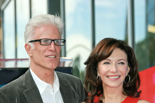 Mary Steenburgen with Ted Danson at the induction ceremony for Mary Steenburgen into the Hollywood Walk of Fame, Hollywood Blvd., Hollywood. CA. 12-16-09 — Stockfoto