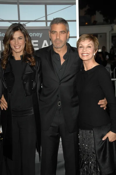 Elisabetta Canalis, George Clooney y su madre Nina en el "Up In The Air" Los Angeles Premiere, Mann Village Theatre, Westwood, CA. 11-30-09 — Foto de Stock