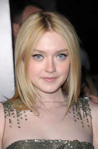 Dakota Fanning w "Runaways" Los Angeles premiera, wiązał, Hollywood, Ca. 03-11-10 — Zdjęcie stockowe