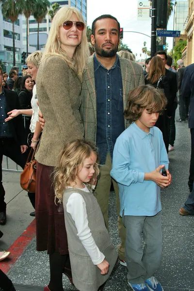 Laura Dern con Ben Harper y los niños —  Fotos de Stock