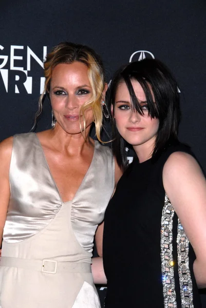 Maria bello und kristen stewart bei "the yellow taschentuch" los angeles premiere, pazifik design center, west hollywood, ca. 18-02-10 — Stockfoto