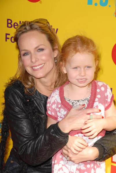 Melora Hardin e hijas Piper en el 2009 PS Arts "Express Yourself" Creative Arts Fair, Barker Hanger, Santa Monica, CA. 11-15-09 — Foto de Stock