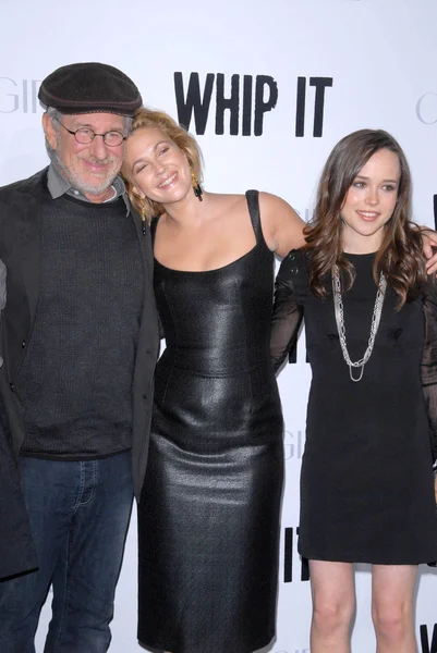 Steven Spielberg con Drew Barrymore y Ellen Page — Foto de Stock