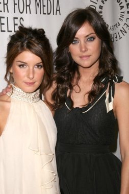 Shenae grimes ve jessica stroup
