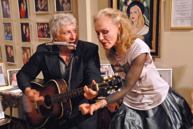 julie newmar ve Smokey km