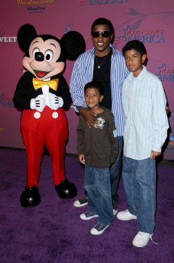 Kenneth edmonds ve aile, miley cyrus için sweet 16 kutlama. disenyland, anaheim, ca. 10-05-08