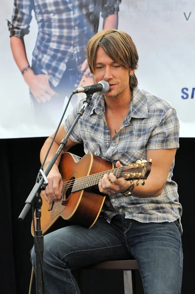 Keith Urban at a free acoustic concert by Keith Urban, sponsored by Verizon Wireless and Samsung Mobile, Verizon Wireless Store, Pasadena, CA. 11-21-09 — Stock Photo, Image