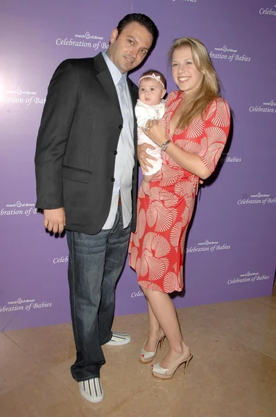 Cody Herpin with Jodie Sweetin and their daughter Zoie — Stock Photo, Image