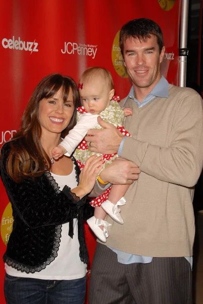 Trista und ryan sutter und baby — Stockfoto